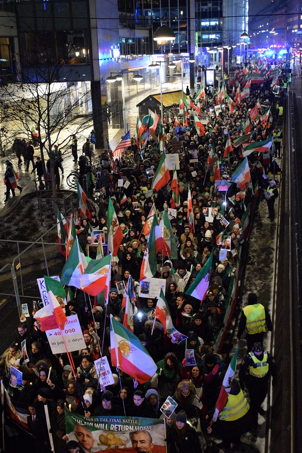Thounsands protested in Stockholm against the brutal massacre by the Islamic regime Rise Iran